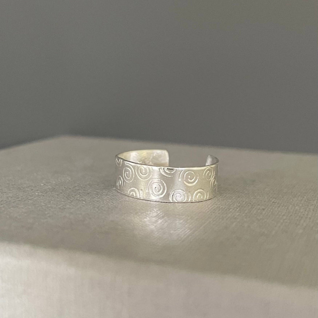 Adjustable sterling silver toe ring - Hammered swirly pattern