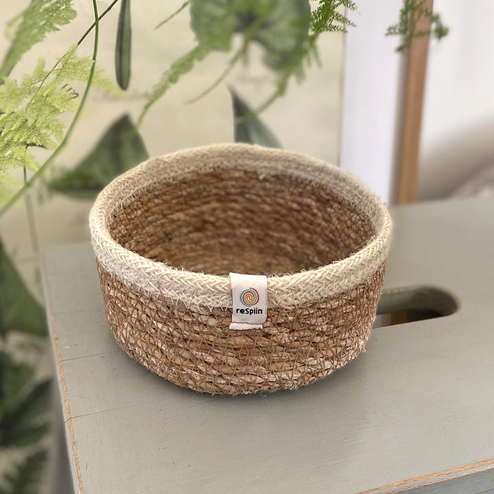 Seagrass & Jute Small Shallow Basket – Natural/White.