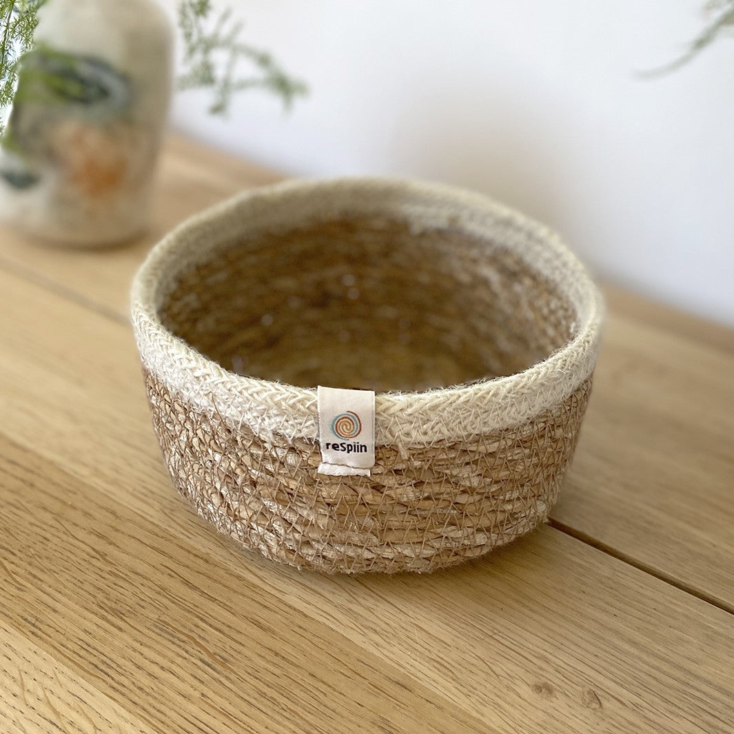Seagrass & Jute Small Shallow Basket – Natural/White.