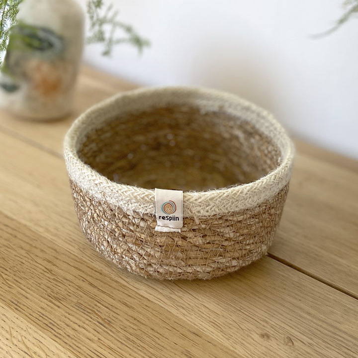 Seagrass & Jute Small Shallow Basket – Natural/White.