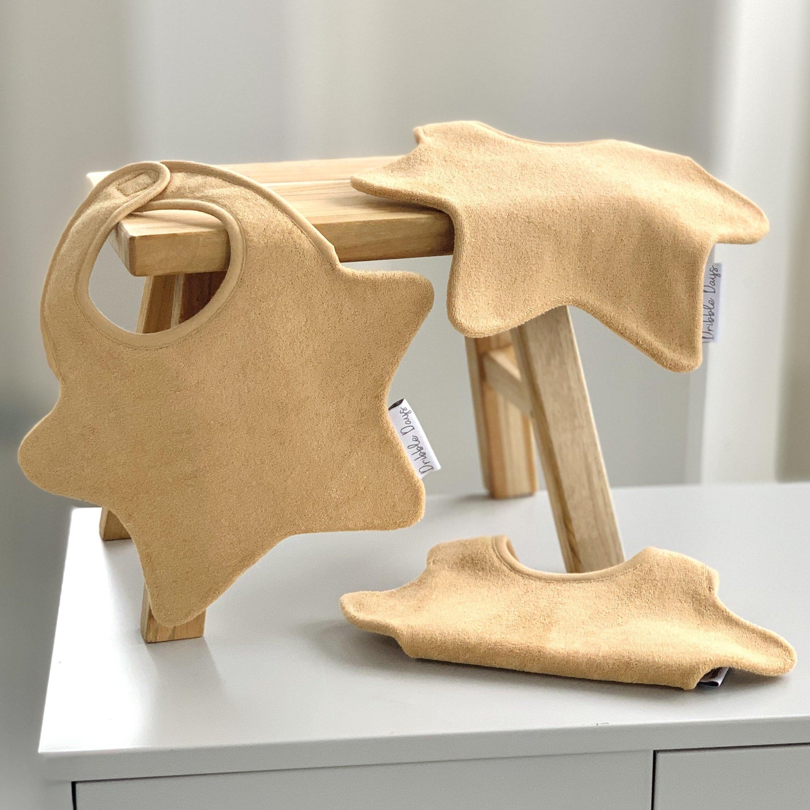 Baby dribble bib star bib in beige.