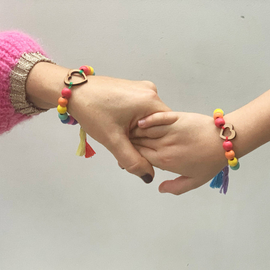 Includes a range of different coloured threads, spherical beads, matching ‘big’ and ‘little’ heart charms and a tassel-making guide to jazz up your styles. MATERIALS: wooden spherical beads, cherry wood heart cut outs, 6 colour thread cotton winder, needle.